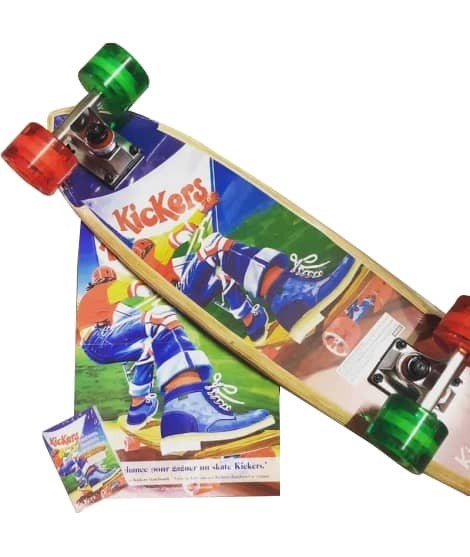 Beau skateboard en bois personnalisé à la marque Kickers pour un concours. Objet publicitaire enfant.