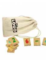 jeux en bois avec une pochette en coton. Aide les enfants dans l'apprentissage des nombres